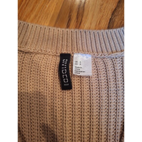 Womens H&M cropped beige button front sweater. - Picture 3 of 3